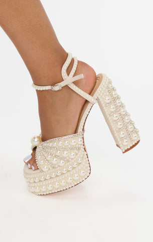 Yourelia♪ AZALEA WANG YUFFIE WHITE PLATFORM PUMP – AKIRA