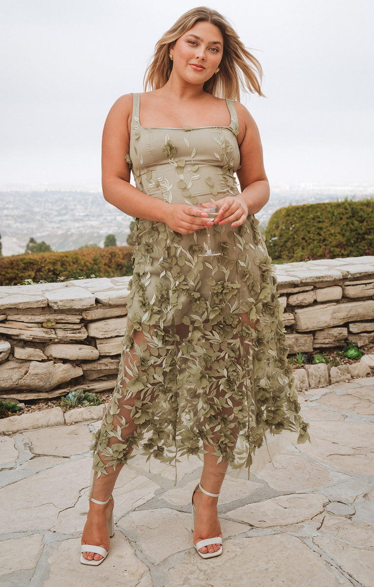 Stephanie Dress, in Moss Green 3D Floral, Size: Medium | Show Me Your Mumu | Bridesmaid Dresses & Wedding Attendee Dress Stephanie Dress, in Moss Green 3D Floral, Size: Medium | Show Me Your Mumu | Bridesmaid Dresses & Wedding Attendee Dress