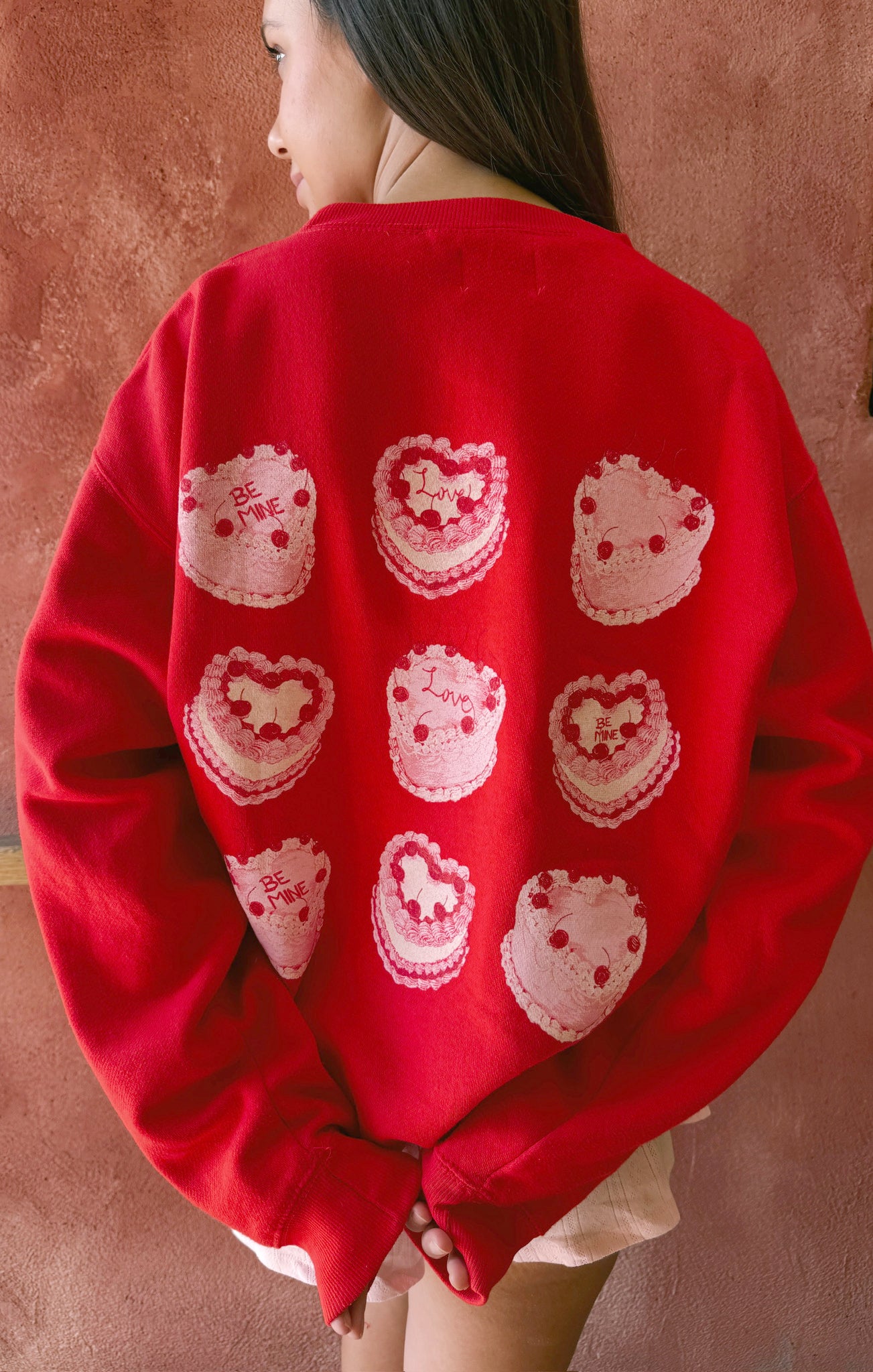 (取寄) ショウ ミー ユア ムームー レディース スタンレー スウェットシャツ Show Me Your Mumu women Stanley Sweatshirt Cake Graphic Tezza-1509copy.jpg?v=